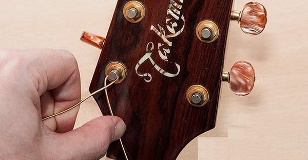 установка новых струн на гитару