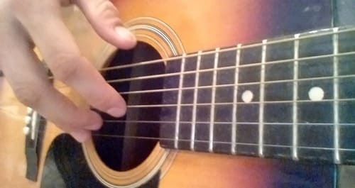 как заглушить струны на гитаре