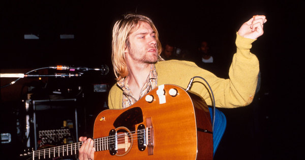 Курт Кобейн с леворукой гитарой