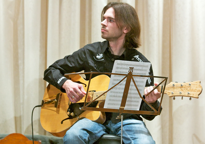 гитарист Егор Путилов